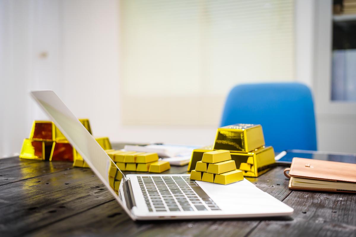 Seasonal Price Peaks — When Is the Best Time to Sell Gold or Electronics